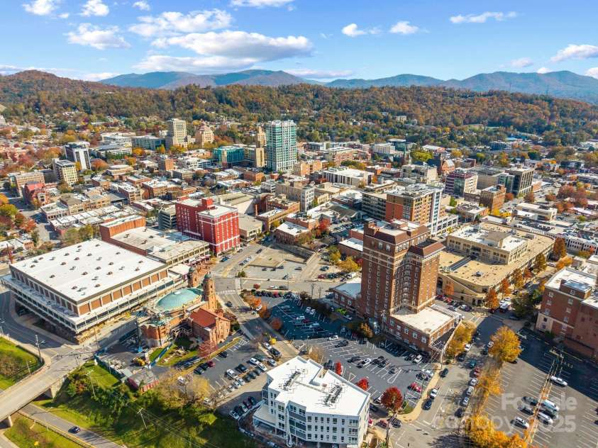 60 Haywood Street, Asheville, NC 28801.  MLS# CAR4317577, YatesRealty ID 659. Enjoy Being Steps from Concerts, Shopping, and Fine Dining