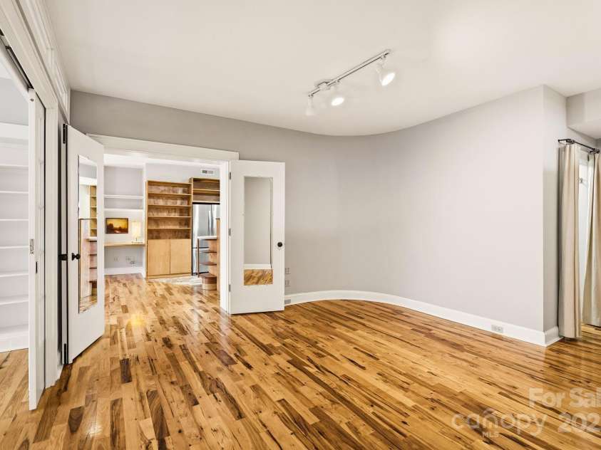 60 Haywood Street, Asheville, NC 28801.  MLS# CAR4317577, YatesRealty ID 659. Flex Space Ideal for an Office