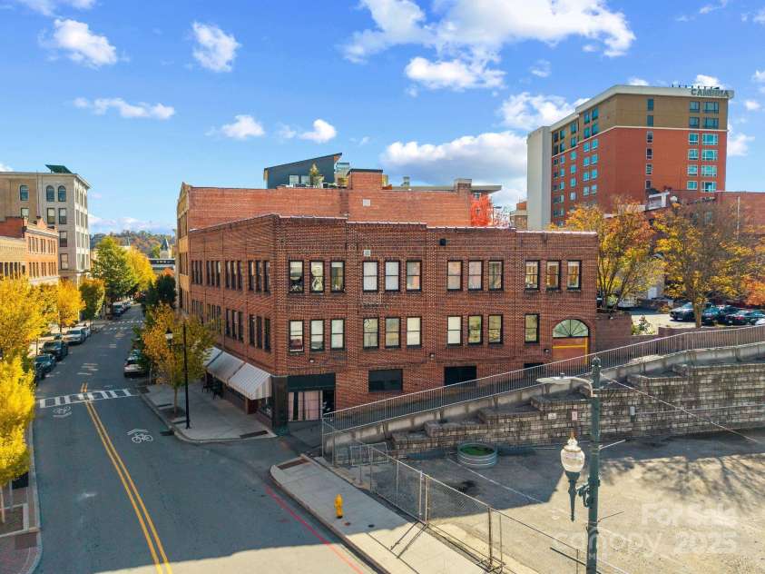 60 Haywood Street, Asheville, NC 28801.  MLS# CAR4317577, YatesRealty ID 659. Walk to All Downtown has to Offer 