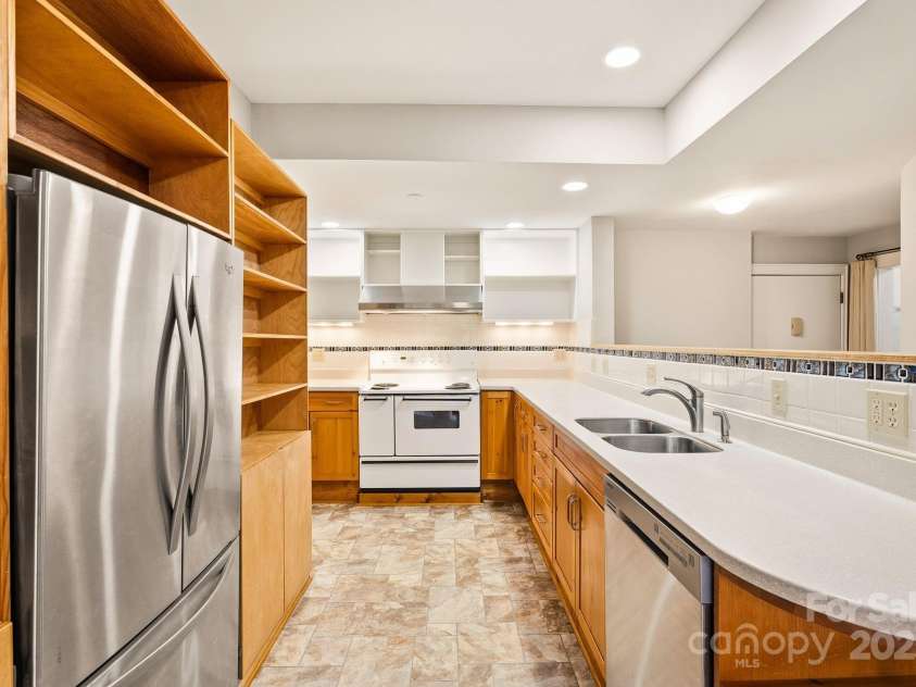 60 Haywood Street, Asheville, NC 28801.  MLS# CAR4317577, YatesRealty ID 659. Wonderful Counterspace 