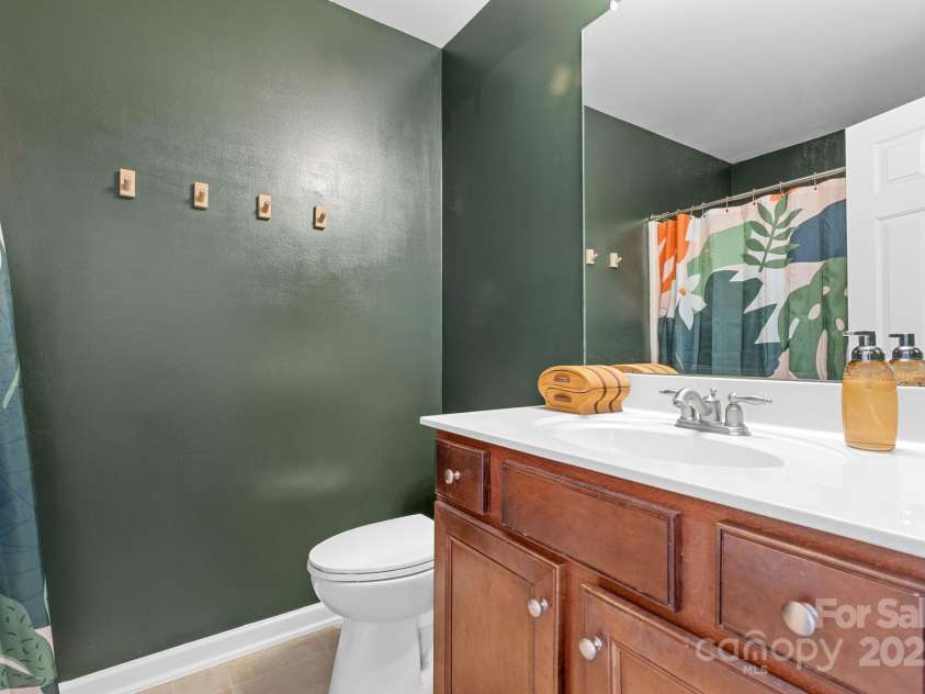 3028 Summerfield Ridge Lane, Matthews, NC 28105.  MLS# CAR4219617, YatesRealty ID 6596. Ensuite primary bath
