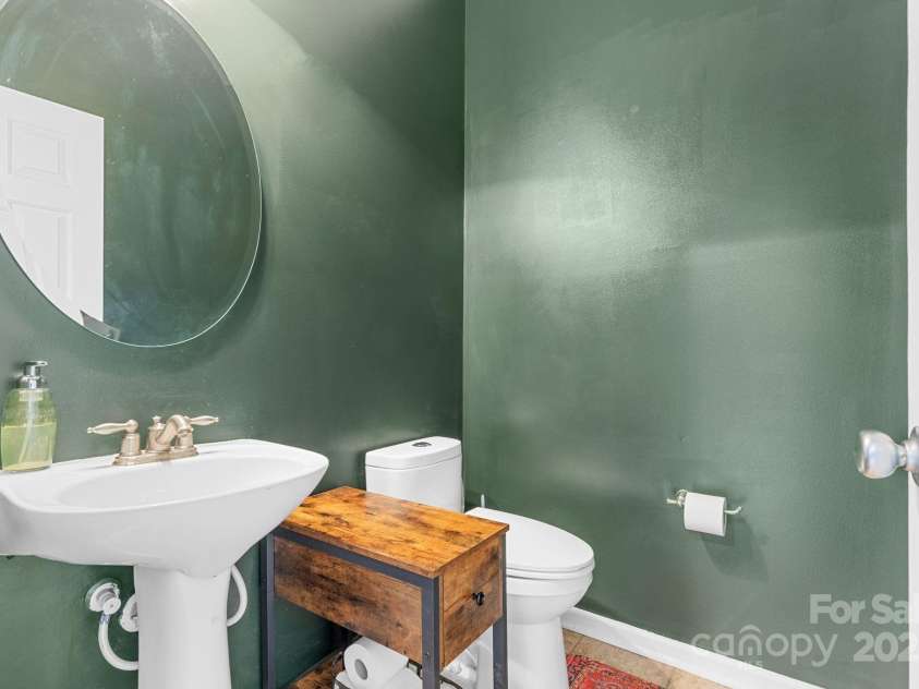 3028 Summerfield Ridge Lane, Matthews, NC 28105.  MLS# CAR4219617, YatesRealty ID 6596. First floor half bath