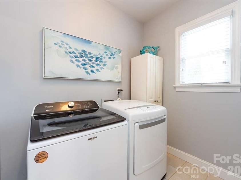 5803 Silver Creek Drive, Waxhaw, NC 28173.  MLS# CAR4350110, YatesRealty ID 6596. Conveniently located Laundry Room/ Mud Room