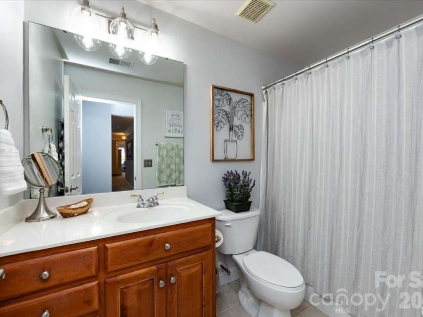 5803 Silver Creek Drive, Waxhaw, NC 28173.  MLS# CAR4350110, YatesRealty ID 6596. Full Hall Bath