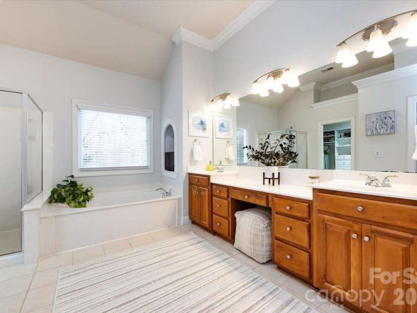 5803 Silver Creek Drive, Waxhaw, NC 28173.  MLS# CAR4350110, YatesRealty ID 6596. Primary Bathroom
