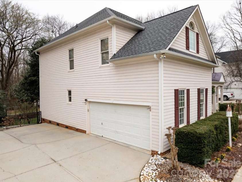 5803 Silver Creek Drive, Waxhaw, NC 28173.  MLS# CAR4350110, YatesRealty ID 6596. Side Entry 2 Car Garage