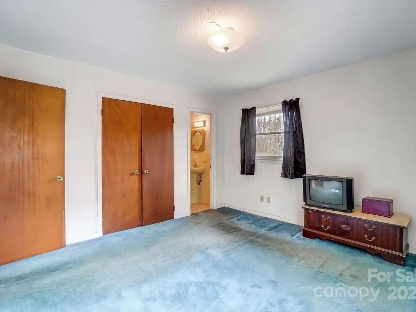 222 Weldon Circle, Mount Holly, NC 28120.  MLS# CAR4225171, YatesRealty ID 6597. 