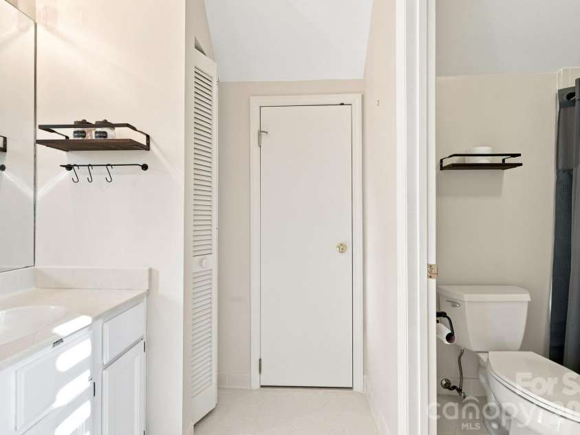155 Winding Meadows Drive, Flat Rock, NC 28731.  MLS# CAR4418480, YatesRealty ID 6600. 2nd upstairs bathroom