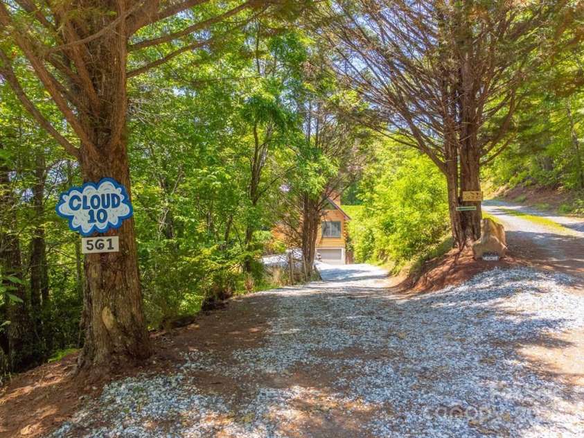 561 Signal Ridge, Sylva, NC 28779.  MLS# CAR4325911, YatesRealty ID 6601. 