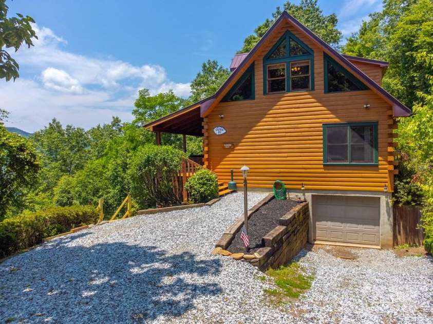 561 Signal Ridge, Sylva, NC 28779.  MLS# CAR4325911, YatesRealty ID 6601. 