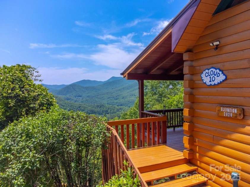 561 Signal Ridge, Sylva, NC 28779.  MLS# CAR4325911, YatesRealty ID 6601. 
