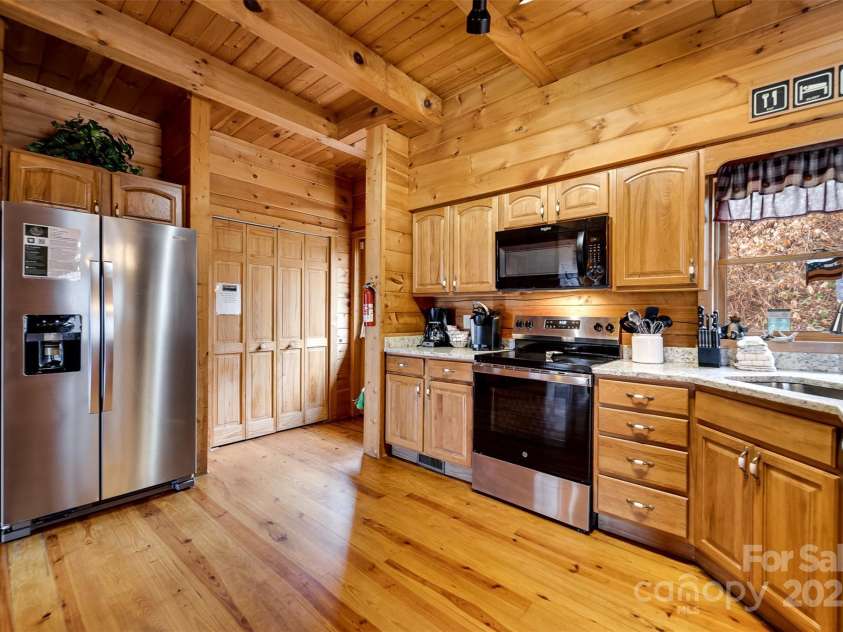 561 Signal Ridge, Sylva, NC 28779.  MLS# CAR4325911, YatesRealty ID 6601. 