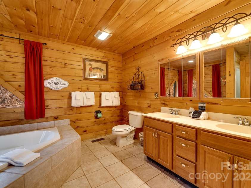 561 Signal Ridge, Sylva, NC 28779.  MLS# CAR4325911, YatesRealty ID 6601. 