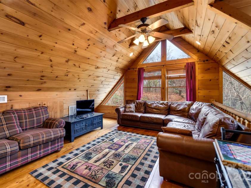 561 Signal Ridge, Sylva, NC 28779.  MLS# CAR4325911, YatesRealty ID 6601. 