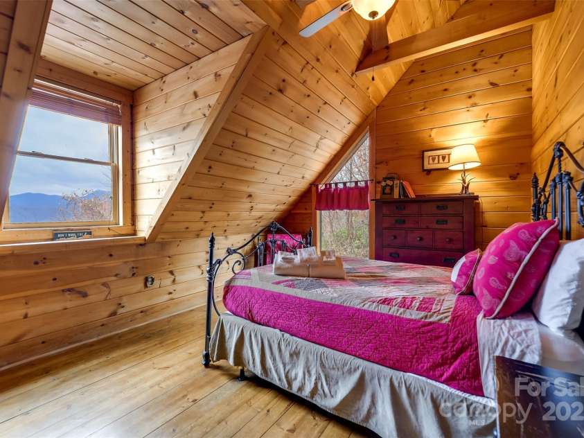 561 Signal Ridge, Sylva, NC 28779.  MLS# CAR4325911, YatesRealty ID 6601. 