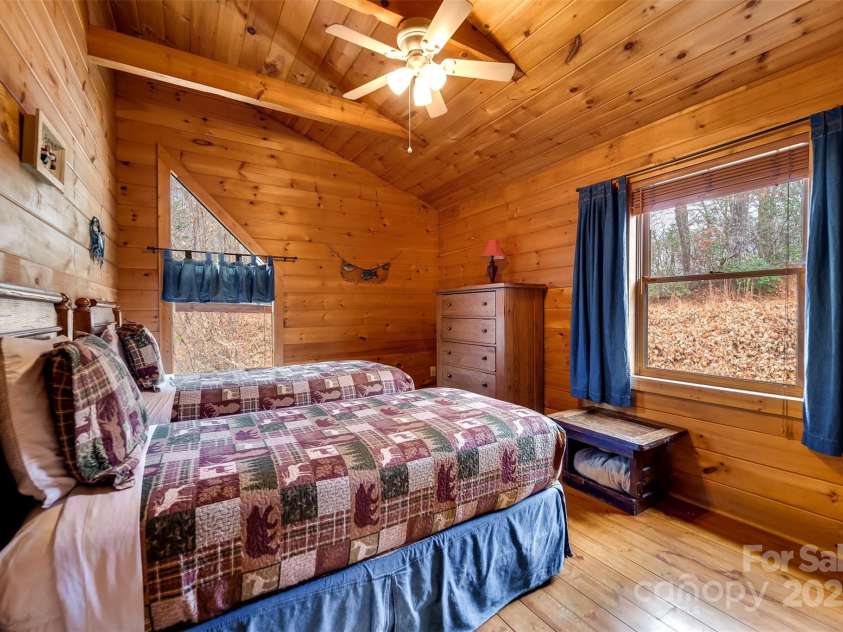 561 Signal Ridge, Sylva, NC 28779.  MLS# CAR4325911, YatesRealty ID 6601. 