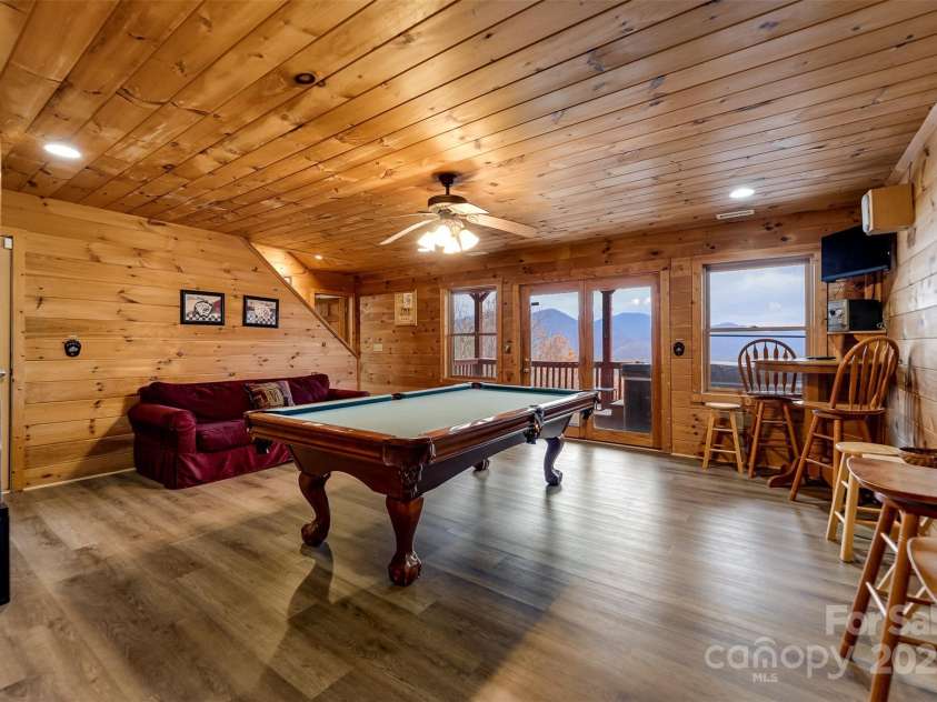 561 Signal Ridge, Sylva, NC 28779.  MLS# CAR4325911, YatesRealty ID 6601. 