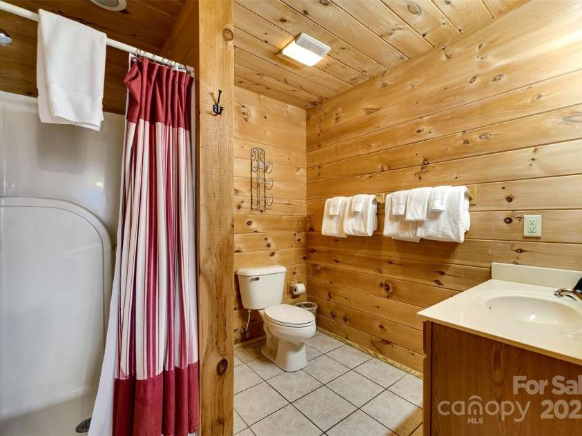 561 Signal Ridge, Sylva, NC 28779.  MLS# CAR4325911, YatesRealty ID 6601. 