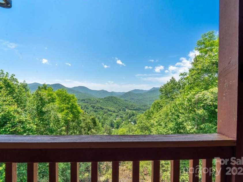 561 Signal Ridge, Sylva, NC 28779.  MLS# CAR4325911, YatesRealty ID 6601. 