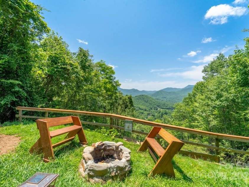 561 Signal Ridge, Sylva, NC 28779.  MLS# CAR4325911, YatesRealty ID 6601. 
