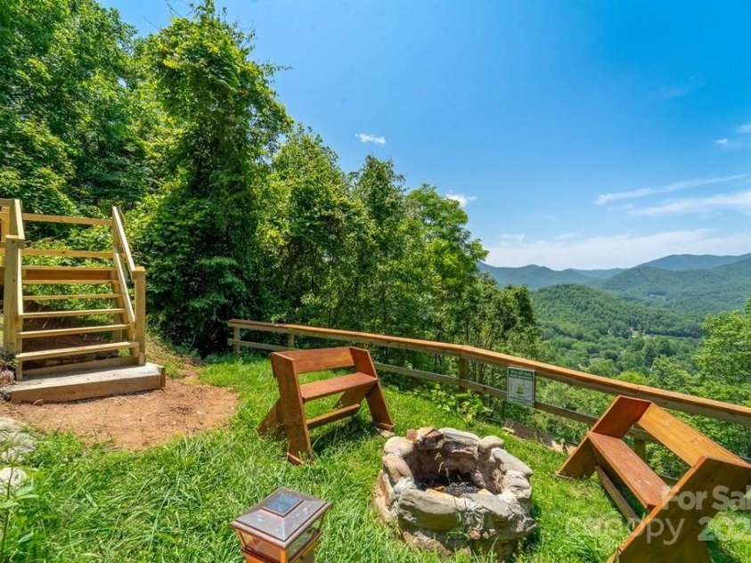 561 Signal Ridge, Sylva, NC 28779.  MLS# CAR4325911, YatesRealty ID 6601. 