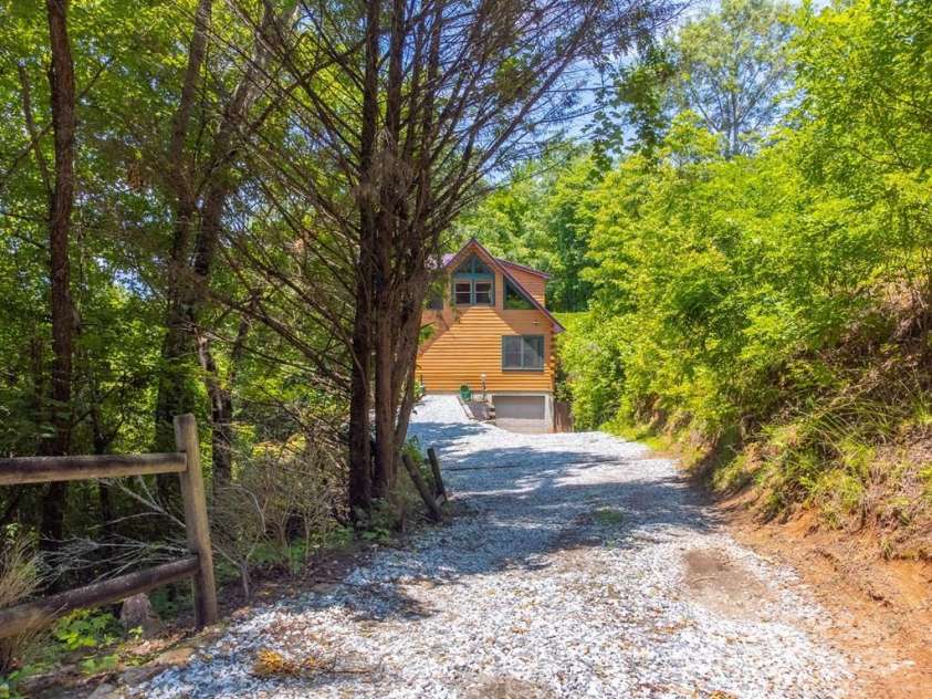 561 Signal Ridge, Sylva, NC 28779.  MLS# CAR4325911, YatesRealty ID 6601. 