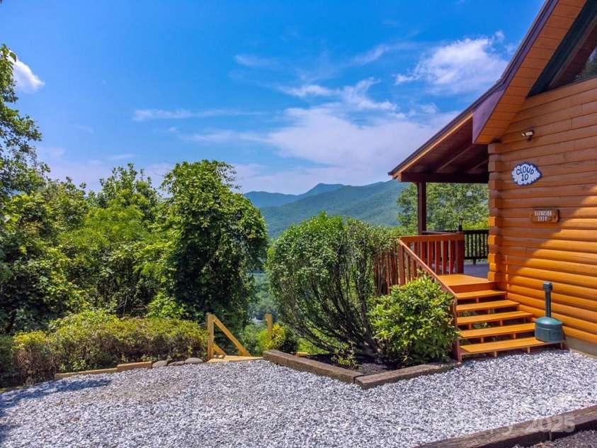 561 Signal Ridge, Sylva, NC 28779.  MLS# CAR4325911, YatesRealty ID 6601. 