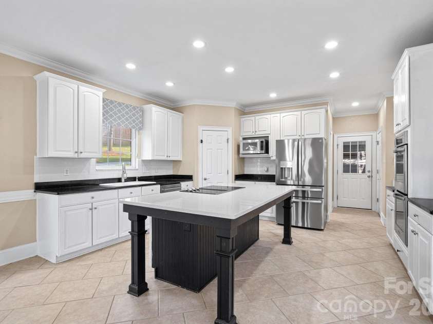 125 Grand Bay Drive, Mooresville, NC 28117.  MLS# CAR4341347, YatesRealty ID 6607. Kitchen