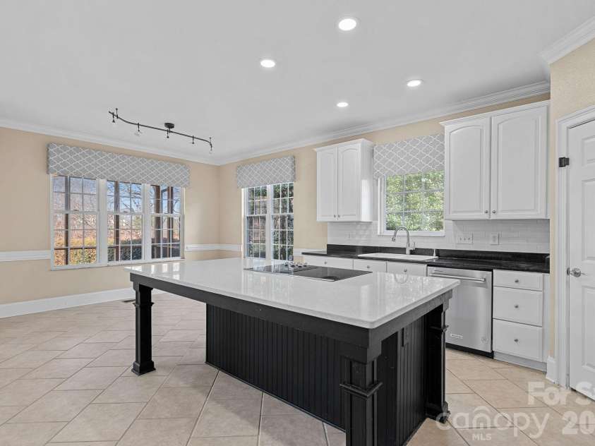 125 Grand Bay Drive, Mooresville, NC 28117.  MLS# CAR4341347, YatesRealty ID 6607. Kitchen