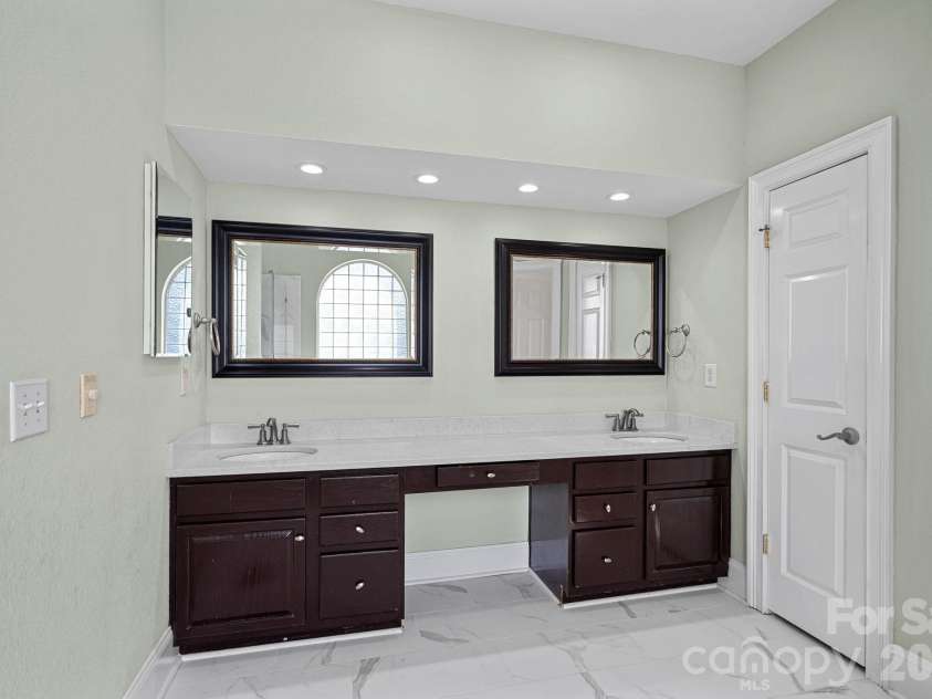 125 Grand Bay Drive, Mooresville, NC 28117.  MLS# CAR4341347, YatesRealty ID 6607. Primary Bath