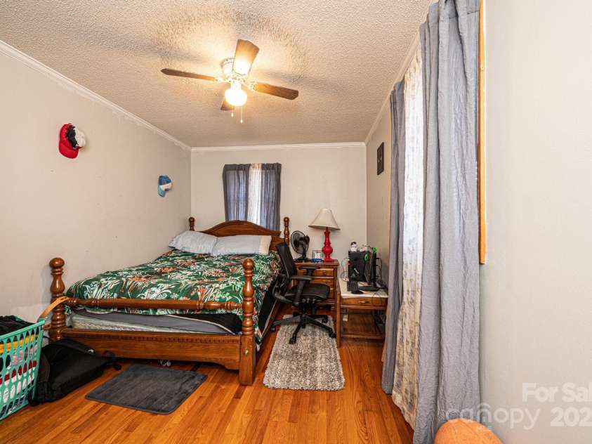129 38th Street, Hickory, NC 28601.  MLS# CAR4237829, YatesRealty ID 6609. 