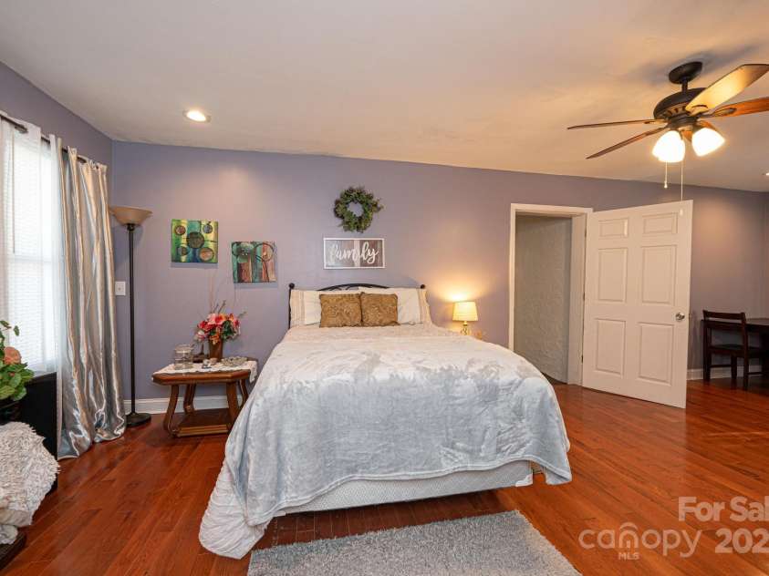 129 38th Street, Hickory, NC 28601.  MLS# CAR4237829, YatesRealty ID 6609. 