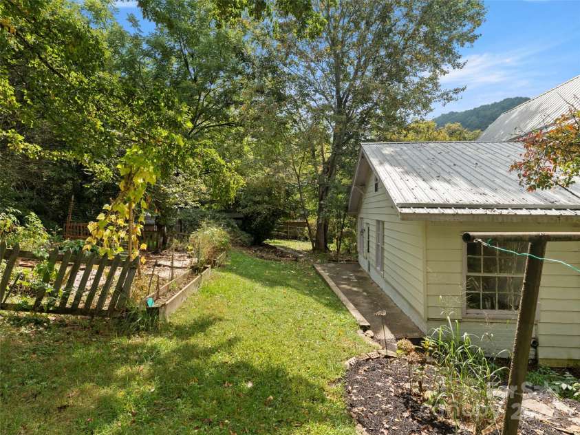 27 Barkn Cove, Canton, NC 28716.  MLS# CAR4304435, YatesRealty ID 661. 