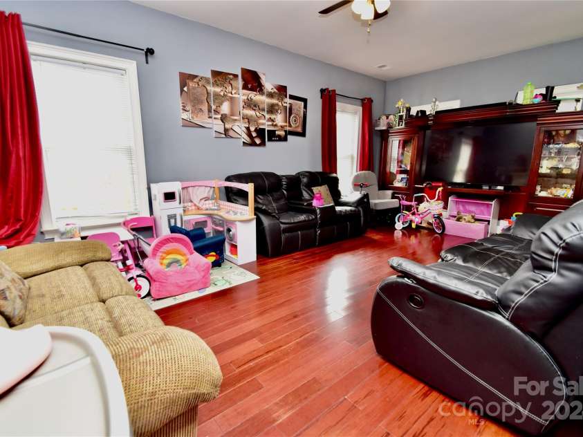 9841 Baxter Caldwell Drive, Charlotte, NC 28213.  MLS# CAR4141659, YatesRealty ID 6614. 