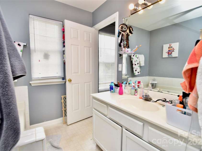 9841 Baxter Caldwell Drive, Charlotte, NC 28213.  MLS# CAR4141659, YatesRealty ID 6614. 