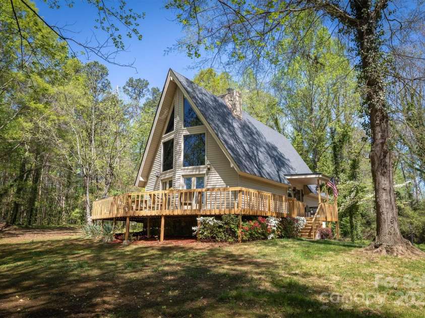 1680 17th Avenue Court, Hickory, NC 28601.  MLS# CAR4245460, YatesRealty ID 6623. 