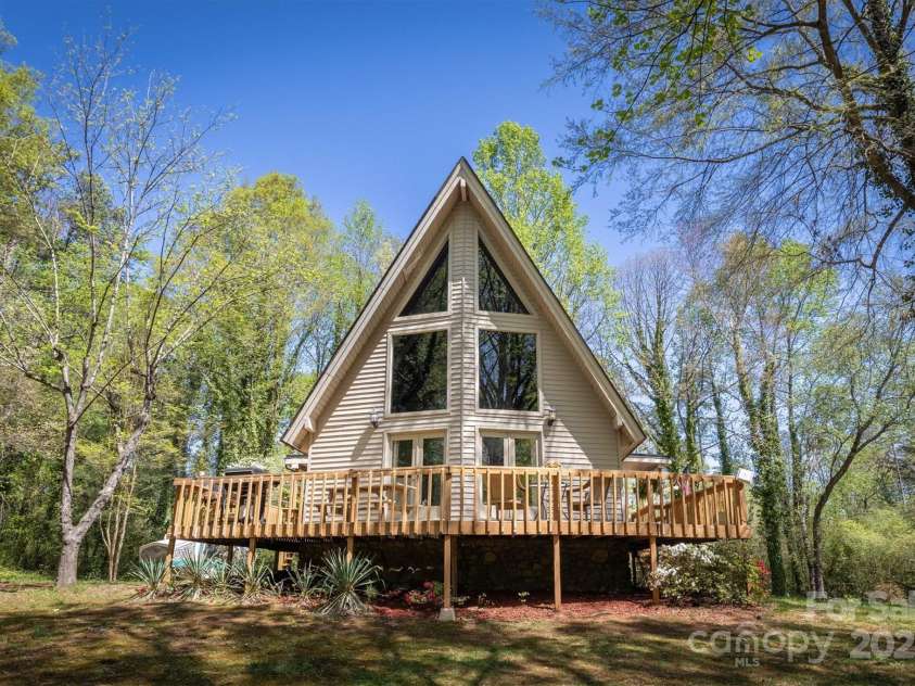 1680 17th Avenue Court, Hickory, NC 28601.  MLS# CAR4245460, YatesRealty ID 6623. 