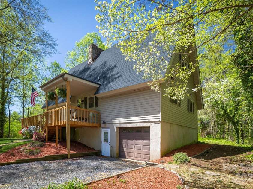 1680 17th Avenue Court, Hickory, NC 28601.  MLS# CAR4245460, YatesRealty ID 6623. 