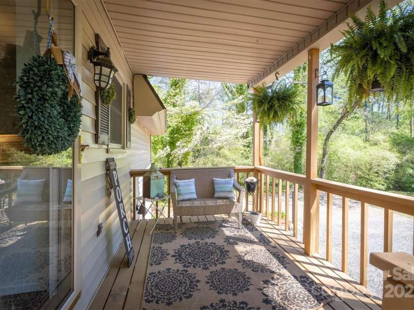 1680 17th Avenue Court, Hickory, NC 28601.  MLS# CAR4245460, YatesRealty ID 6623. 