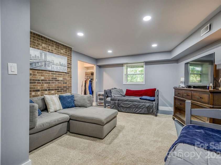 1680 17th Avenue Court, Hickory, NC 28601.  MLS# CAR4245460, YatesRealty ID 6623. 