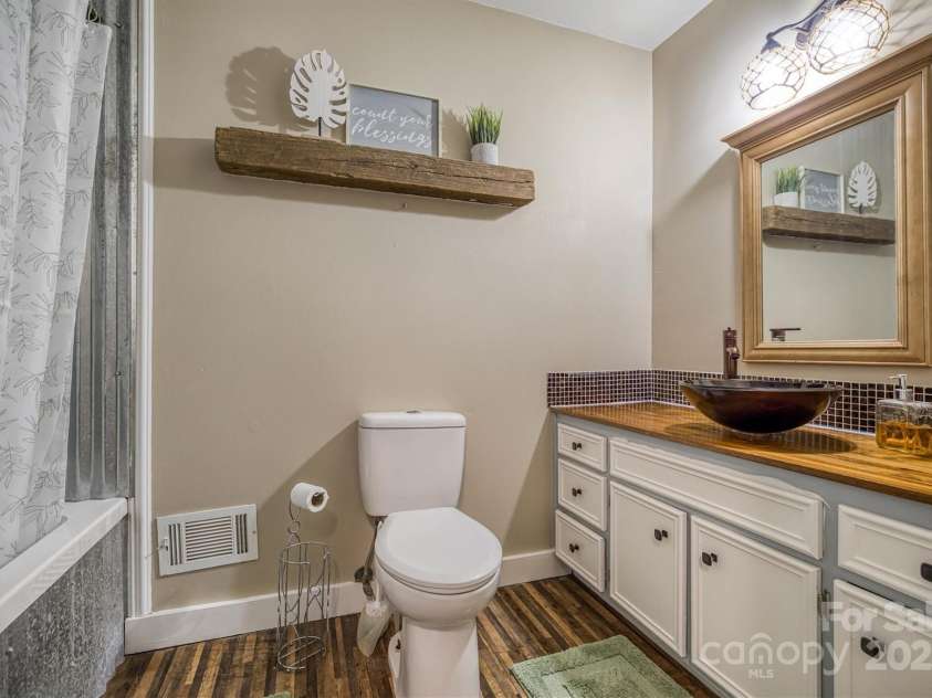 1680 17th Avenue Court, Hickory, NC 28601.  MLS# CAR4245460, YatesRealty ID 6623. 