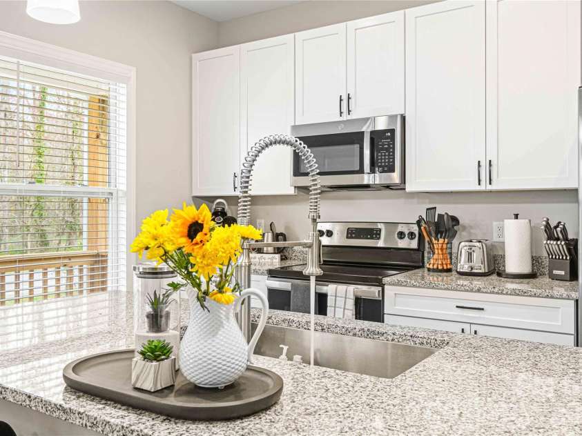 22 Daniel Road, Asheville, NC 28806.  MLS# CAR4347037, YatesRealty ID 6623. Granite counter kitchen