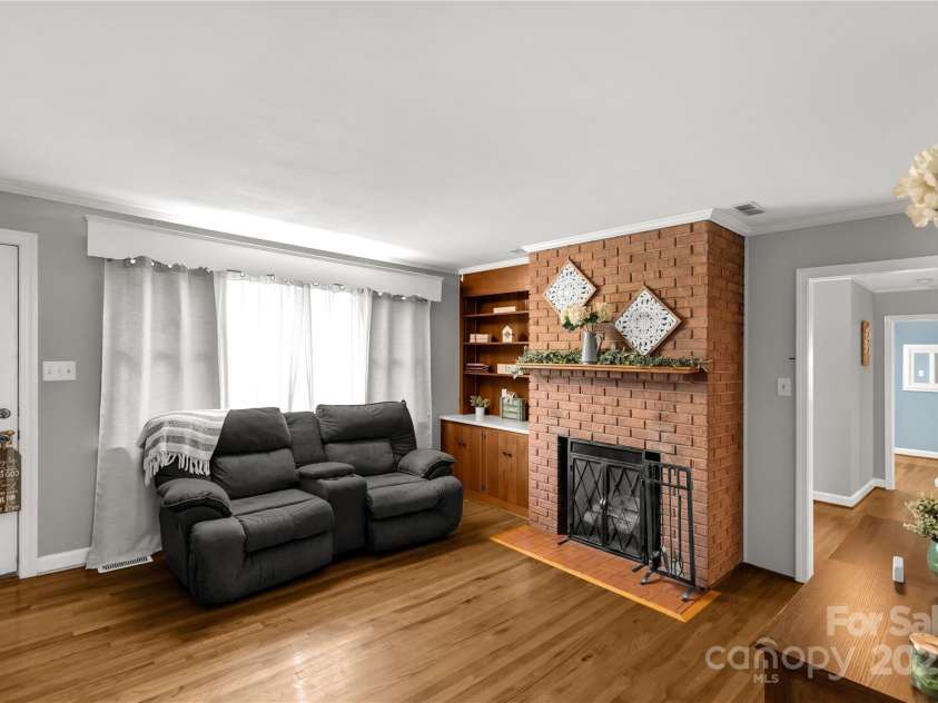 510 Jackson Road, Lancaster, SC 29720.  MLS# CAR4244352, YatesRealty ID 6627. Main level - living room