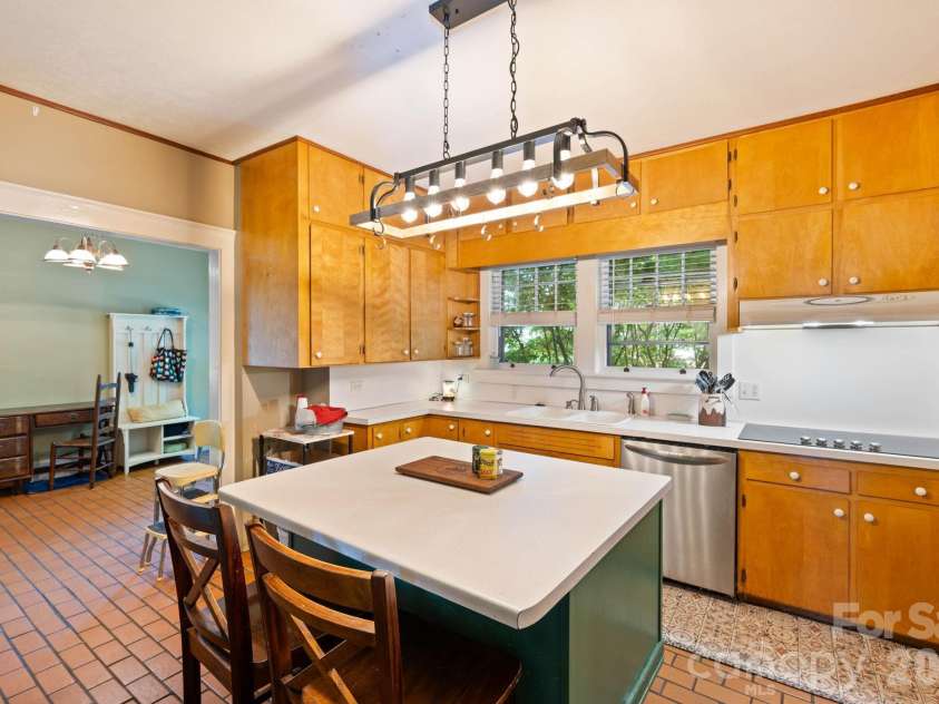 313 Main Street, Morganton, NC 28655.  MLS# CAR4401633, YatesRealty ID 663. 