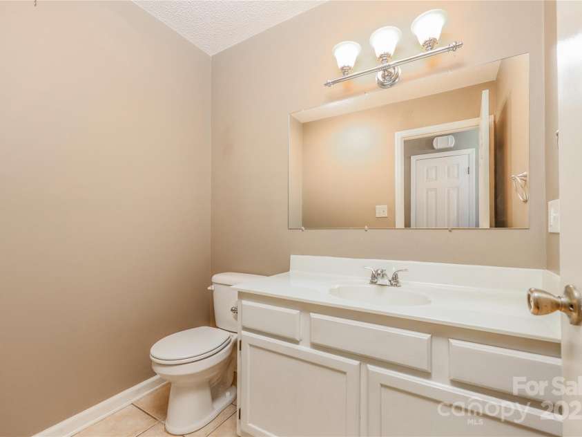 2804 Lake Hill Court, High Point, NC 27265.  MLS# CAR4246605, YatesRealty ID 6635. Hall bath