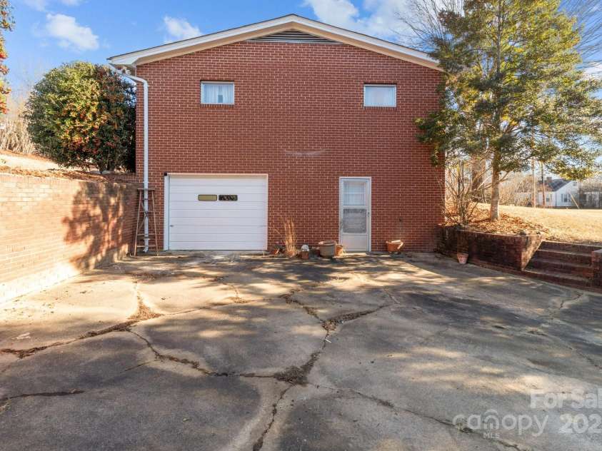 700 Snuggs Street, Albemarle, NC 28001.  MLS# CAR4212632, YatesRealty ID 6636. 