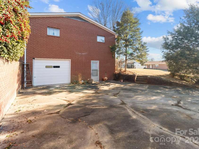 700 Snuggs Street, Albemarle, NC 28001.  MLS# CAR4212632, YatesRealty ID 6636. 