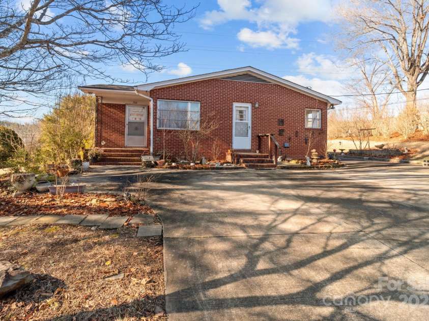 700 Snuggs Street, Albemarle, NC 28001.  MLS# CAR4212632, YatesRealty ID 6636. 