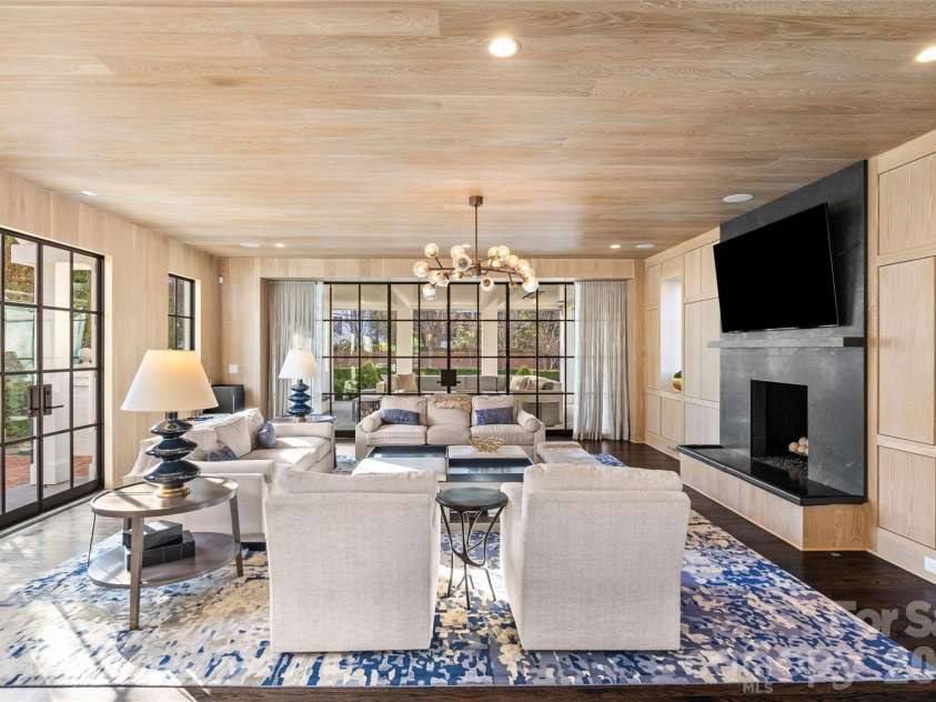 1438 Queens Road, Charlotte, NC 28207.  MLS# CAR4345945, YatesRealty ID 6637. Family Room