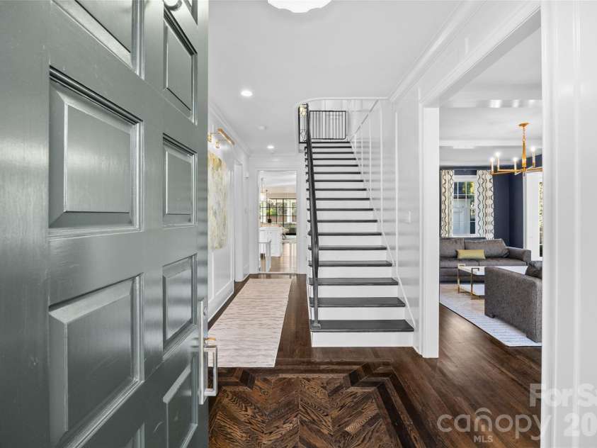 1438 Queens Road, Charlotte, NC 28207.  MLS# CAR4345945, YatesRealty ID 6637. Foyer